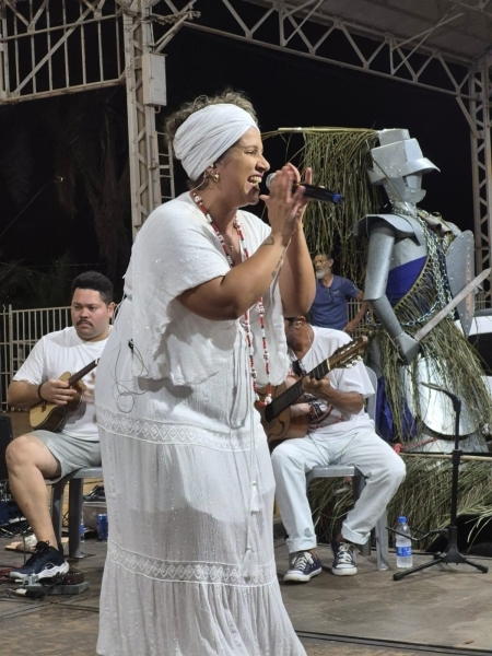 Adriane Calixto emociona público na Caminhada de Ogum