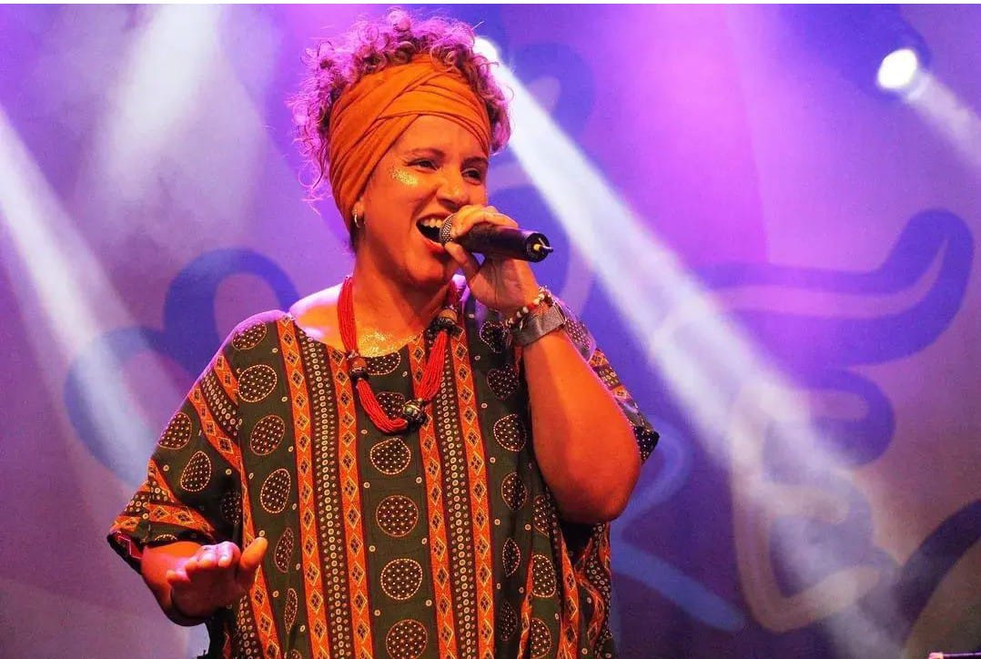 Adriane Calixto leva força do samba feminino à Caminhada de Ogum em Barretos
